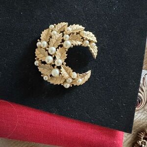 Elegant Vintage TRIFARI Gold Leaf and Pearl Brooch